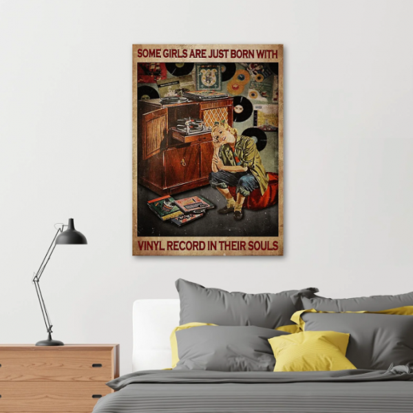 Dinding dengan foto-foto band atau artis favorit